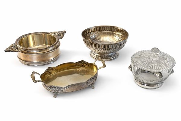 Lotto di oggetti da tavola in metallo argentato e vetri