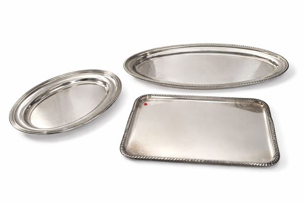 Lotto di tre oggetti in metallo argentato