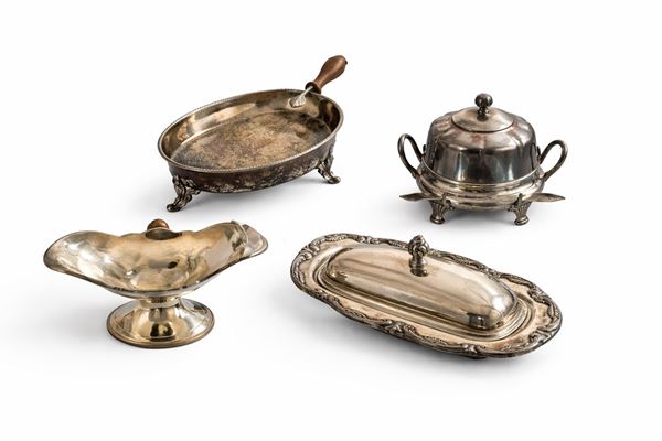 Lotto di quattro oggetti da tavola in metallo argentato