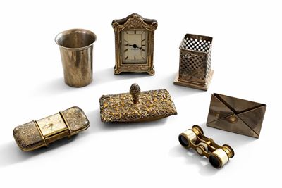 Lotto di 8 oggetti da scrivania, comprende orologio, portapenne e binocolo