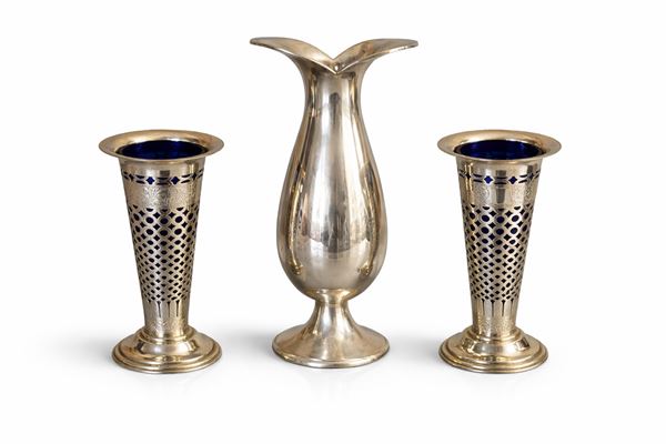 Tre vasi portafiori in argento