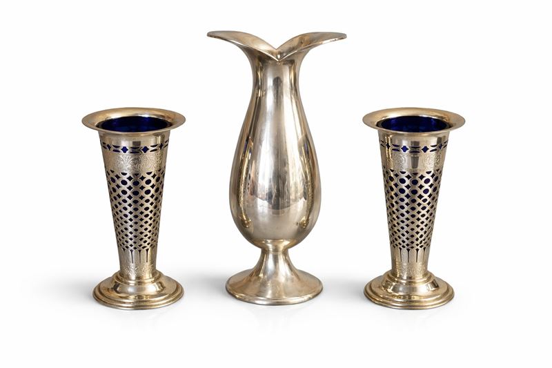 Tre vasi portafiori in argento