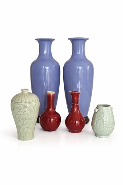 Vasi in porcellana e ceramica, lotto di sei pezzi, Cina, XX secolo