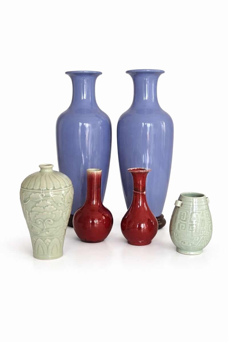 Vasi in porcellana e ceramica, lotto di sei pezzi, Cina, XX secolo