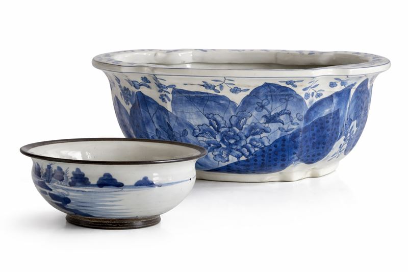 Lotto di ceramiche, composto da due vasi e un cachepot