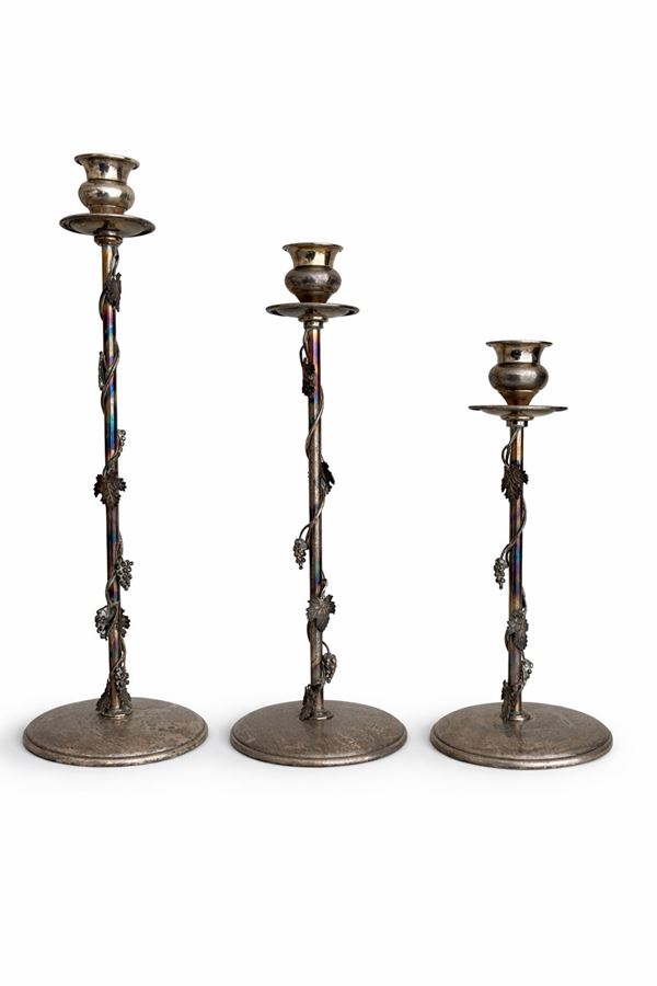 Tre portacandele in metallo argentato di gusto Liberty