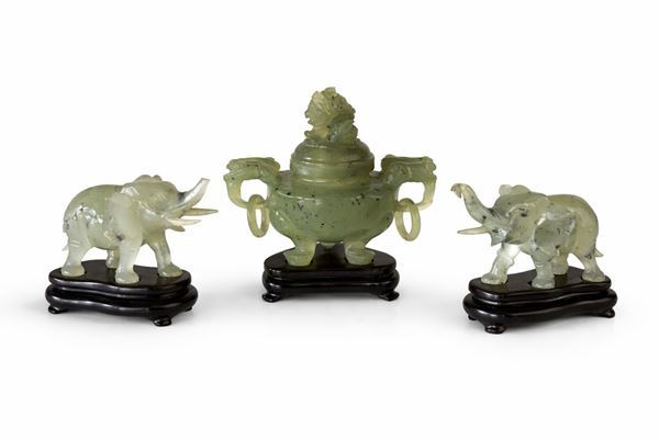 Lotto di tre oggetti in giada