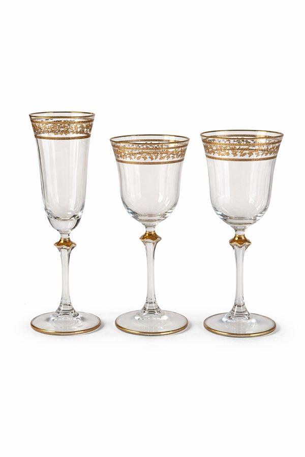 Servizio di bicchieri in vetro con decorazione dorata composto da 21 pezzi.