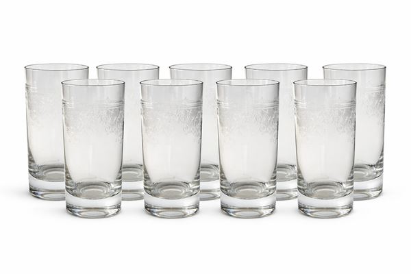 Serie di otto bicchieri in vetro inciso