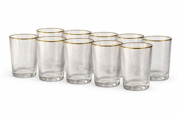 Serie di otto bicchieri in vetro inciso con bordo dorato