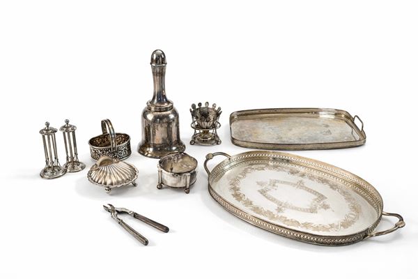 Lotto di oggetti da tavola e servizio in metallo argentato