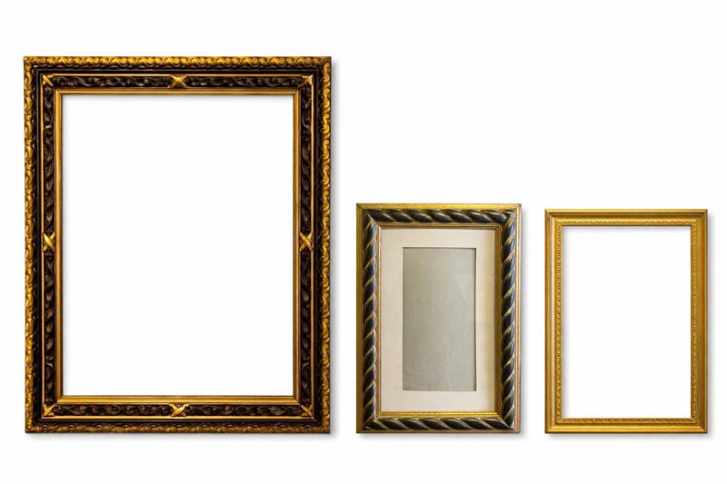Miscellanea di cornici di diverse dimensioni e decorazioni