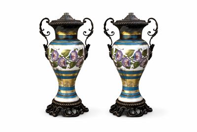 Coppia di vasi in porcellana policroma, adattati a lampada, XX secolo