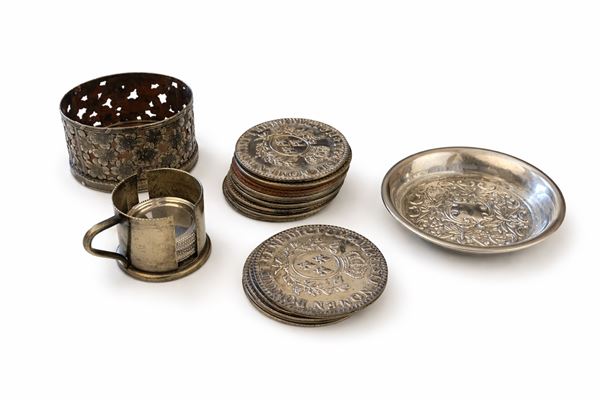 Miscellanea di oggetti per la tavola in metallo argentato
