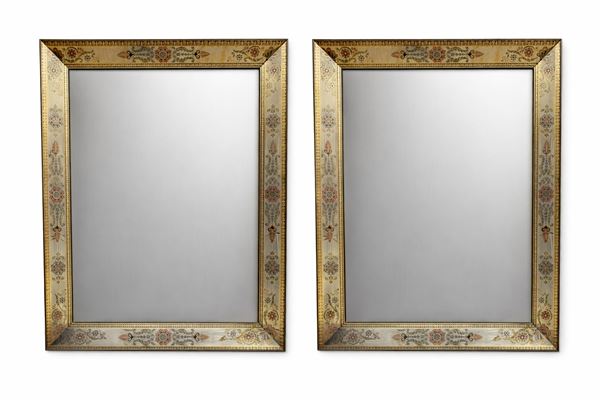 Coppia di cornici in legno dorato e decorato