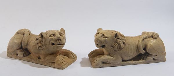 Coppia di sculture raffiguranti leoni