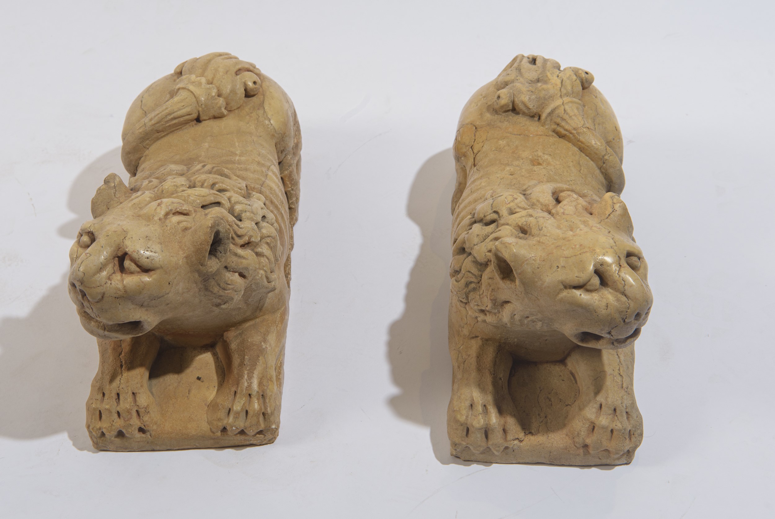 Italia, prima metà del XIX secolo, Coppia di sculture raffiguranti leoni