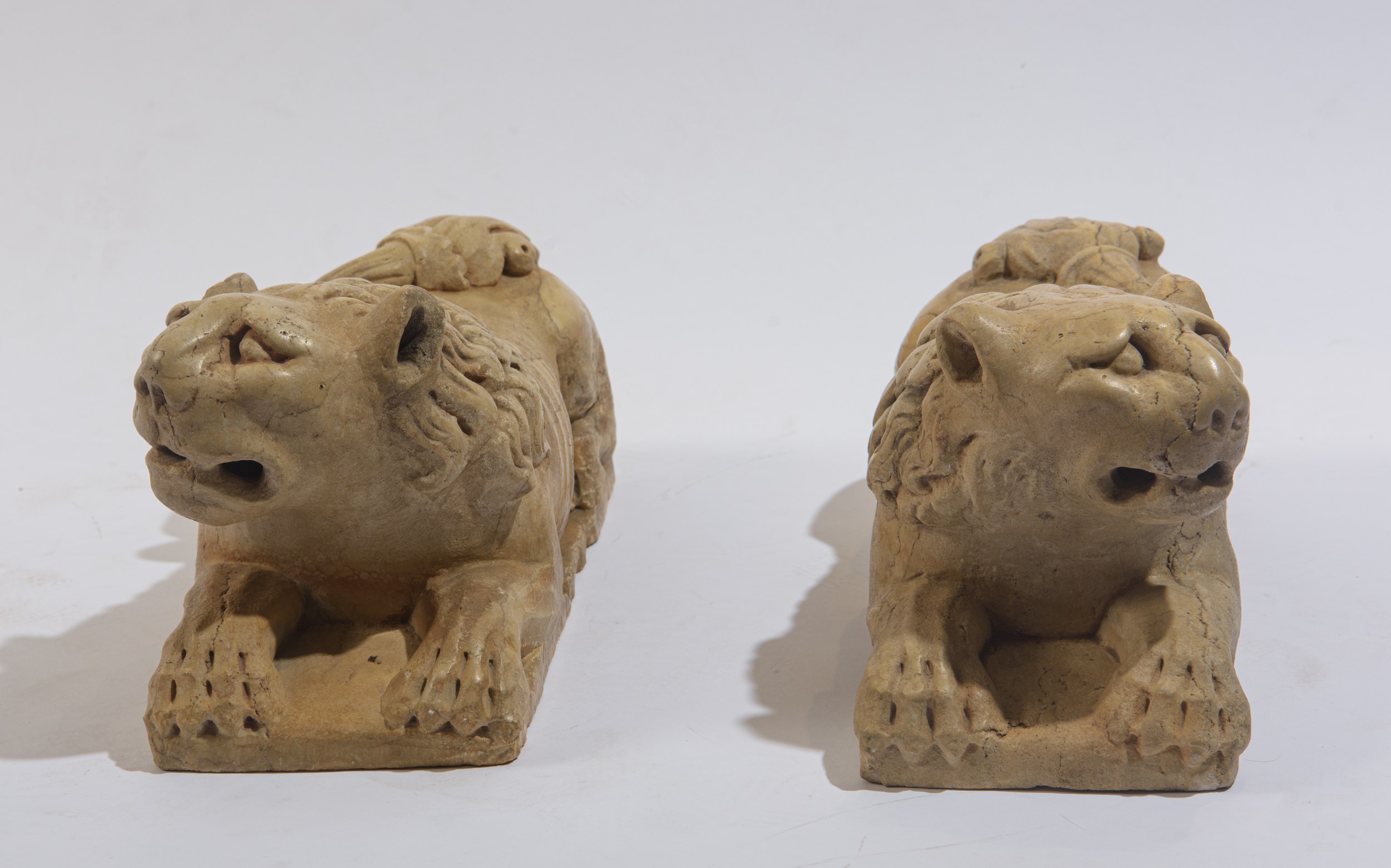 Italia, prima metà del XIX secolo, Coppia di sculture raffiguranti leoni