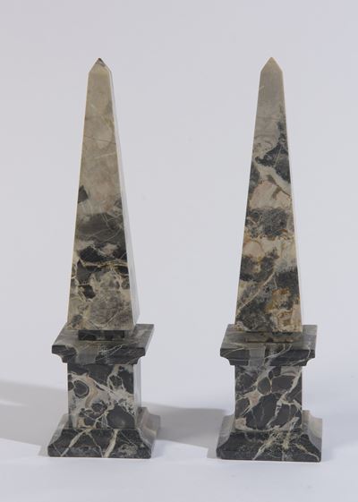 Coppia di obelischi, sculture in marmo, moderna manifattura italiana