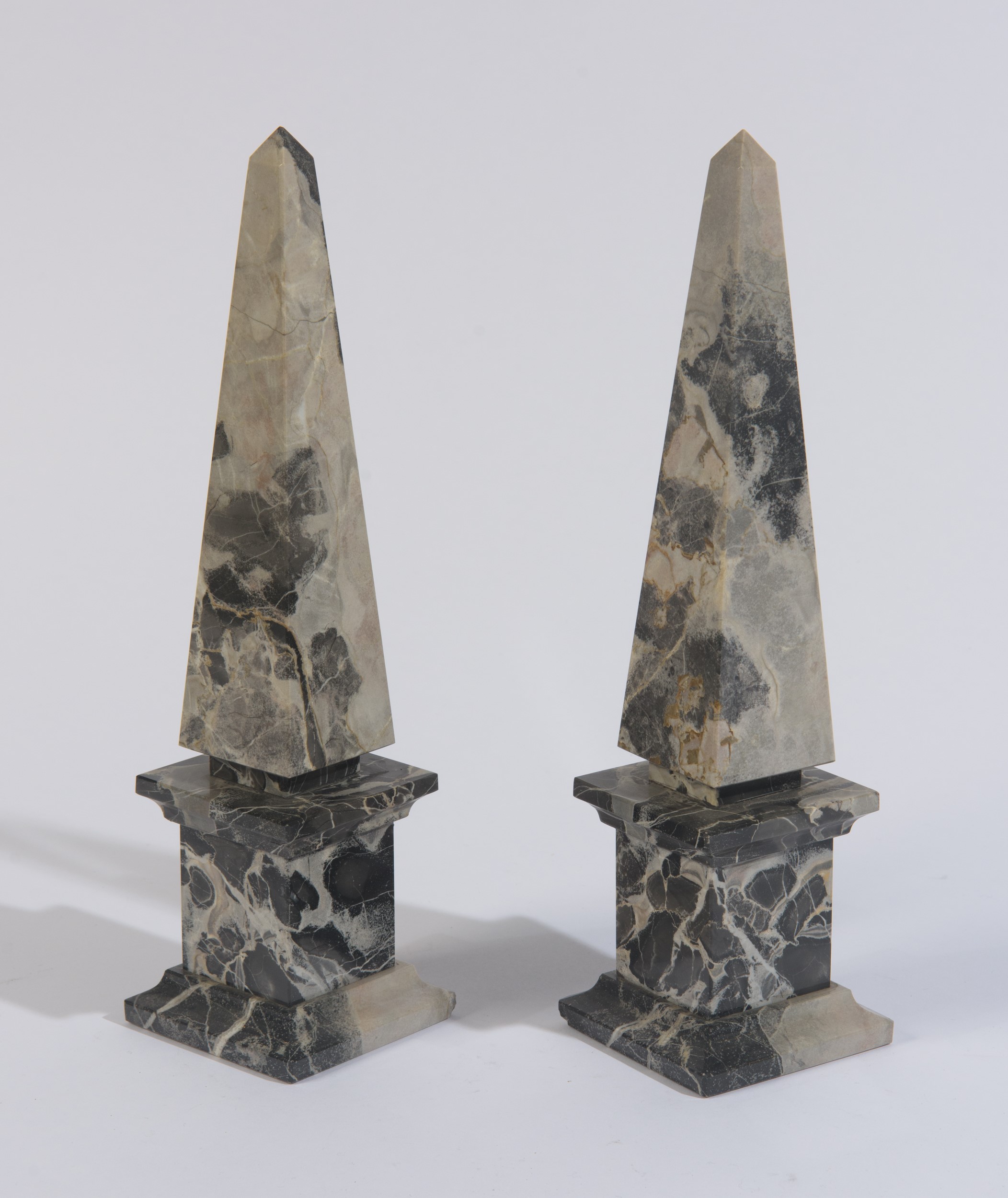 Coppia di obelischi, sculture in marmo, moderna manifattura italiana