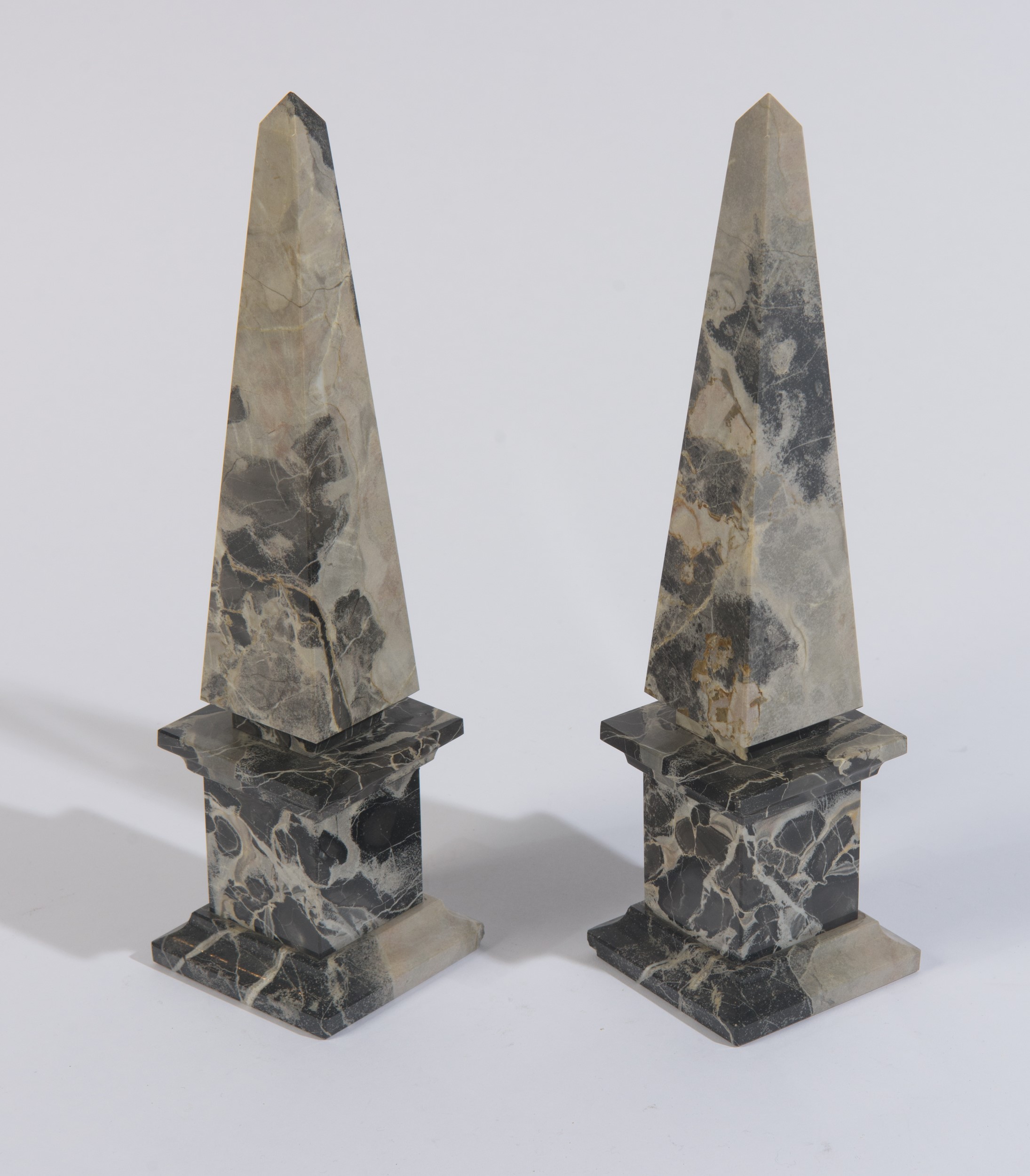 Coppia di obelischi, sculture in marmo, moderna manifattura italiana