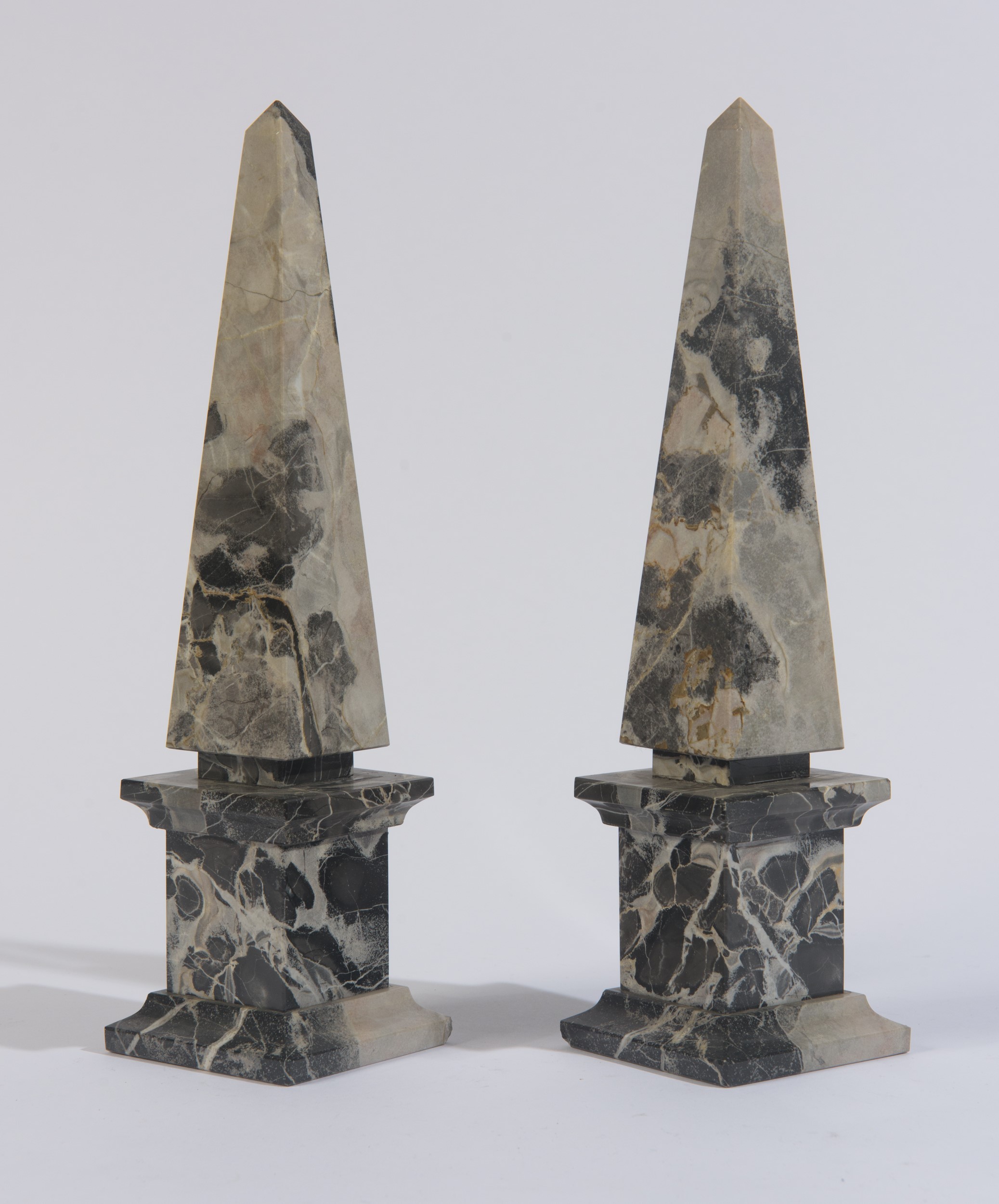 Coppia di obelischi, sculture in marmo, moderna manifattura italiana