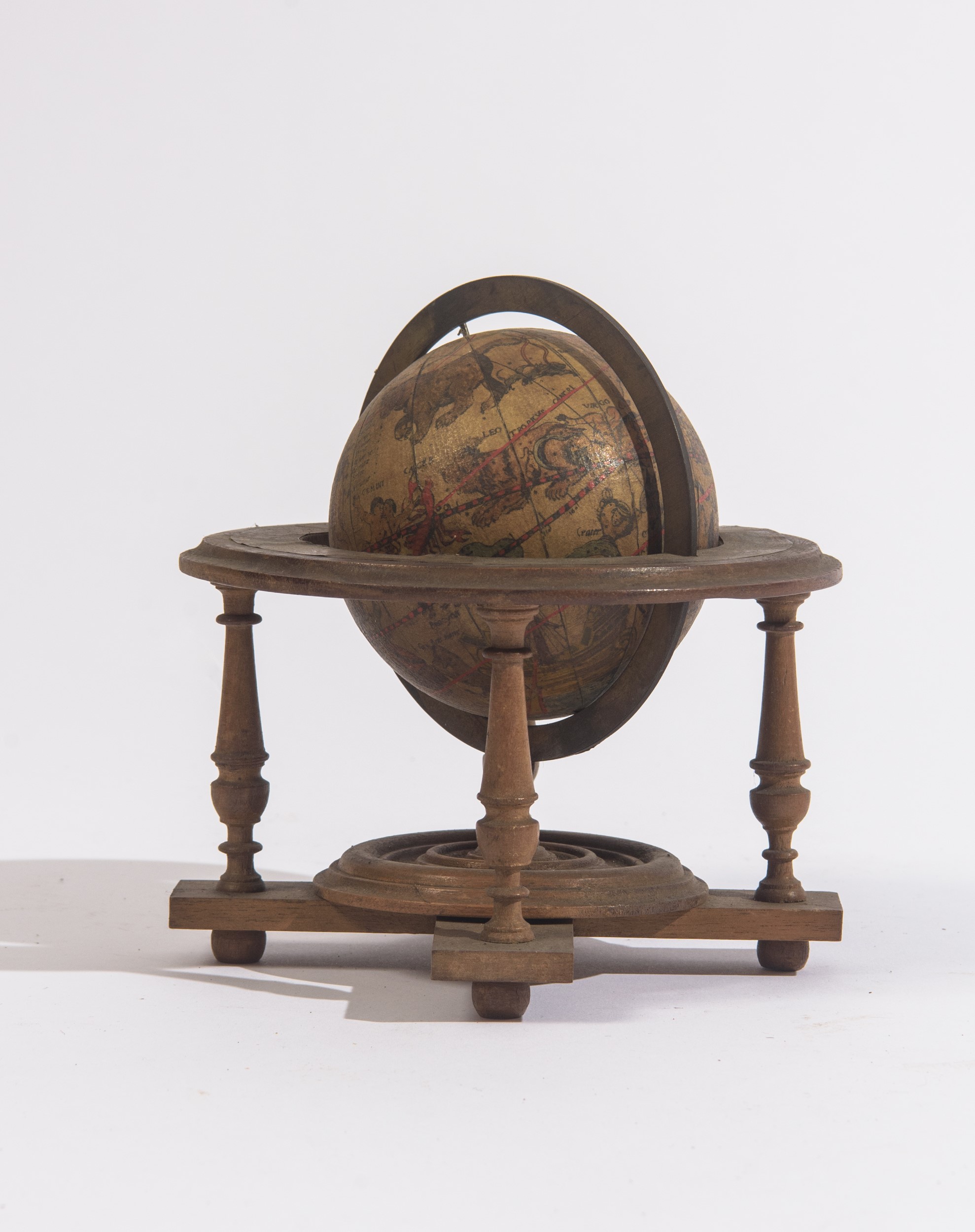 Globo celeste da tavolo, cartapesta policroma, legno e bronzo (inizi XX secolo)