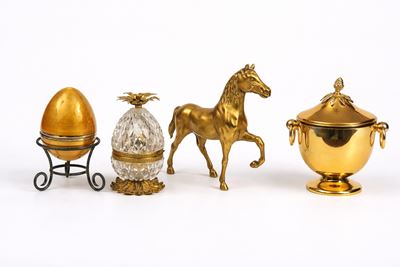 Lotto di oggetti decorativi eclettici, metallo dorato e ferro, XX secolo