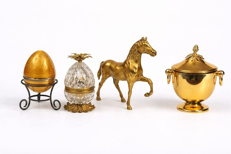 Lotto di oggetti decorativi eclettici, metallo dorato e ferro, XX secolo