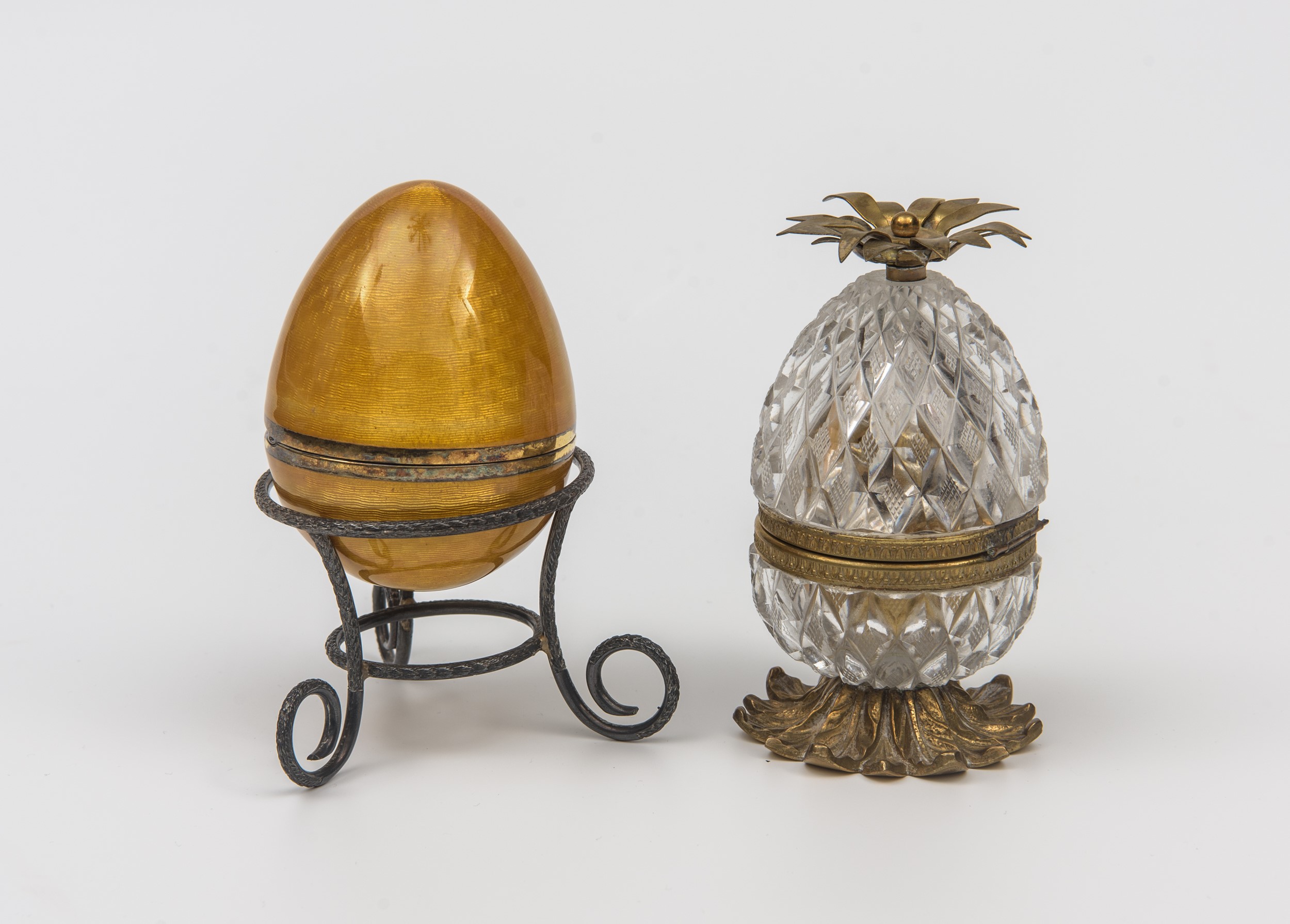 Lotto di oggetti decorativi eclettici, metallo dorato e ferro, XX secolo