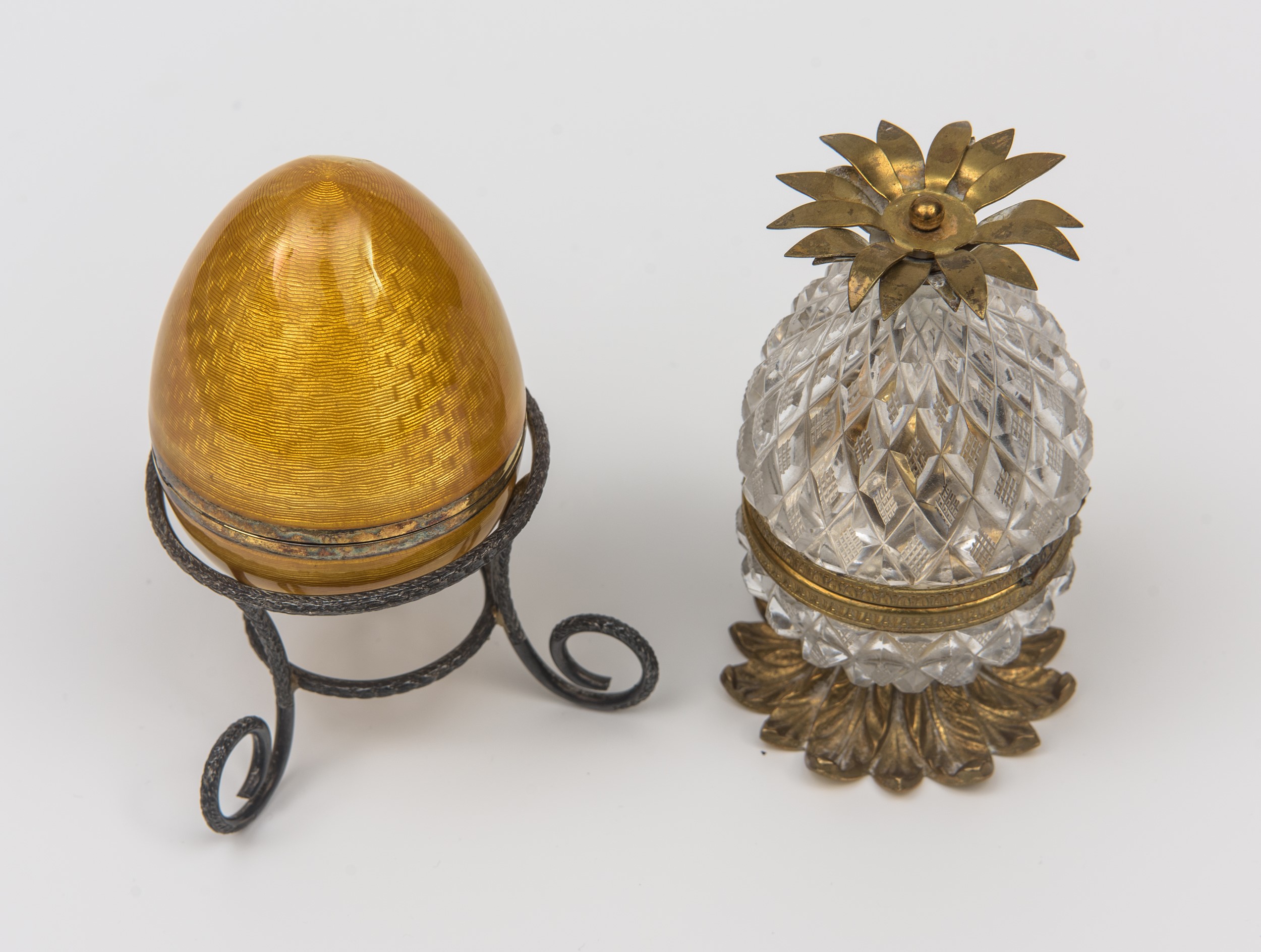 Lotto di oggetti decorativi eclettici, metallo dorato e ferro, XX secolo