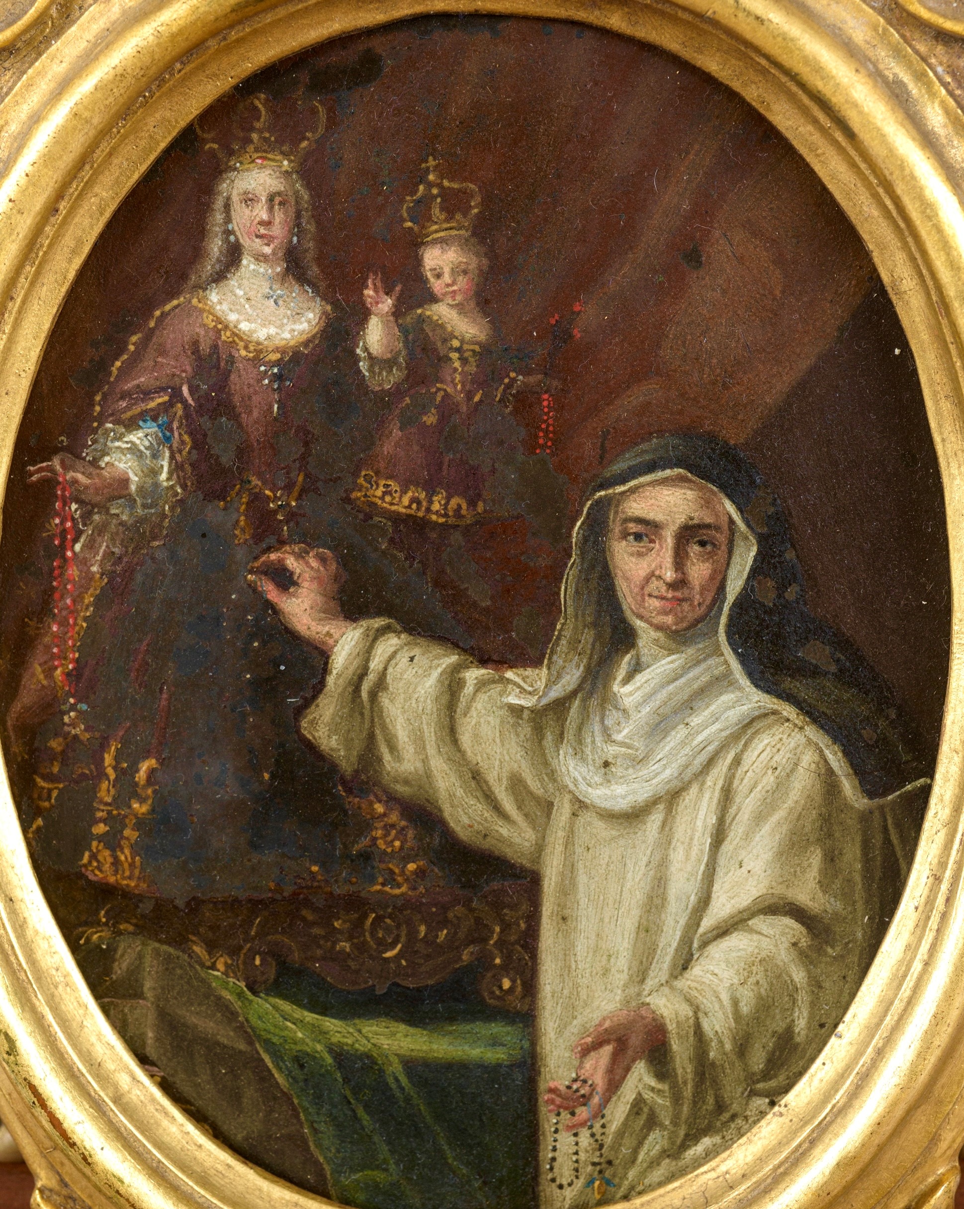 Santa Rosa da Lima che adorna con il rosario una statua della Madonna con bambino