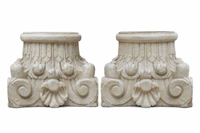 Italia, inizio XX secolo, Coppia di capitelli in stile corinzio in marmo bianco di Carrara