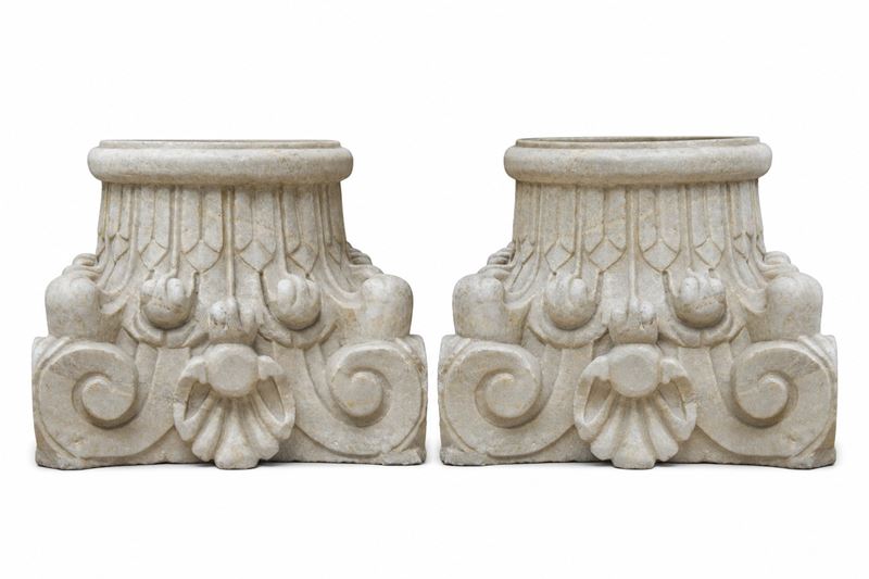Italia, inizio XX secolo, Coppia di capitelli in stile corinzio in marmo bianco di Carrara