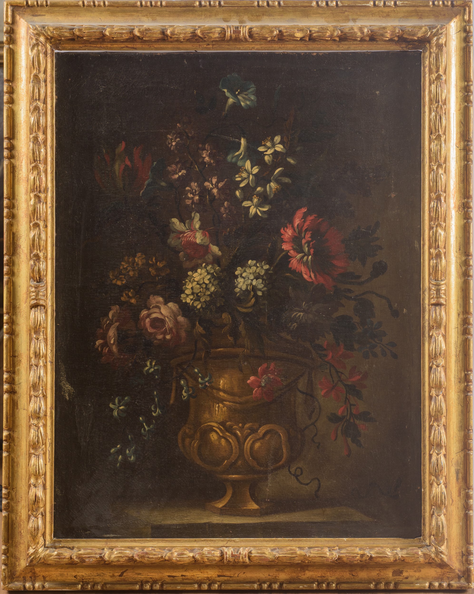 Vaso di fiori su basamento
