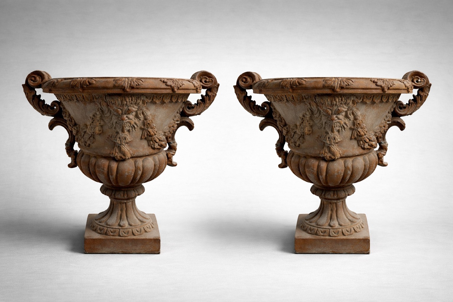 Coppia di vasi ornamentali, terracotta, fine XIX secolo