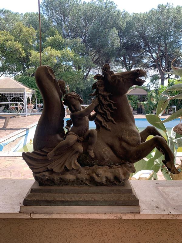 Scultura con putto e cavallo marino