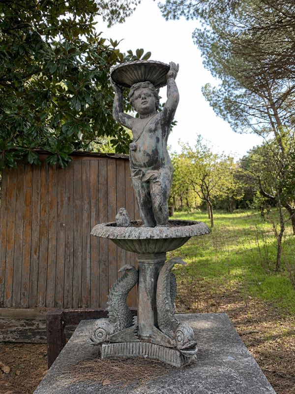 Fontana da giardino con putto e delfini