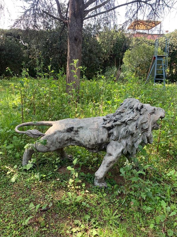 Coppia di sculture da giardino raffiguranti leoni