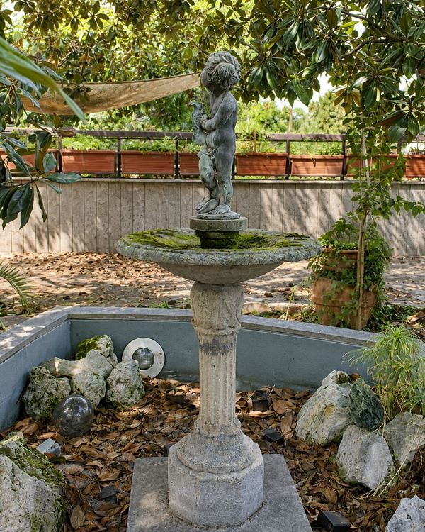 Fontana con putto e delfino