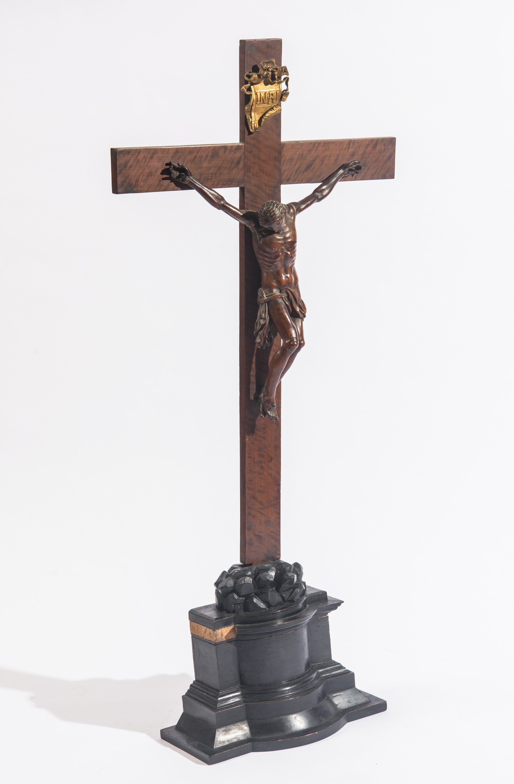 Crocefisso, legno di bosso con basamento a roccai in legno ebanizzato (Italia, prima metà XVIII s...