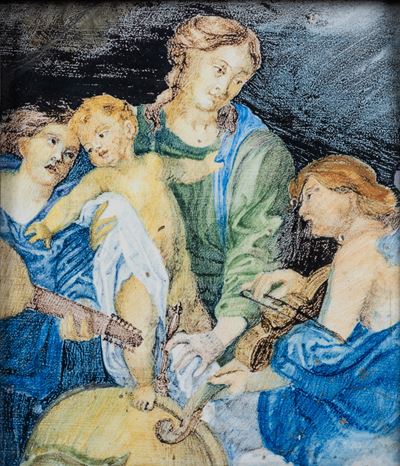 Maiolica policroma raffigurante Madonna con Bambino, San Giovannino e angelo