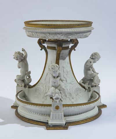 Jean Desjardins, Centrotavola in biscuit modellato e bronzo dorato