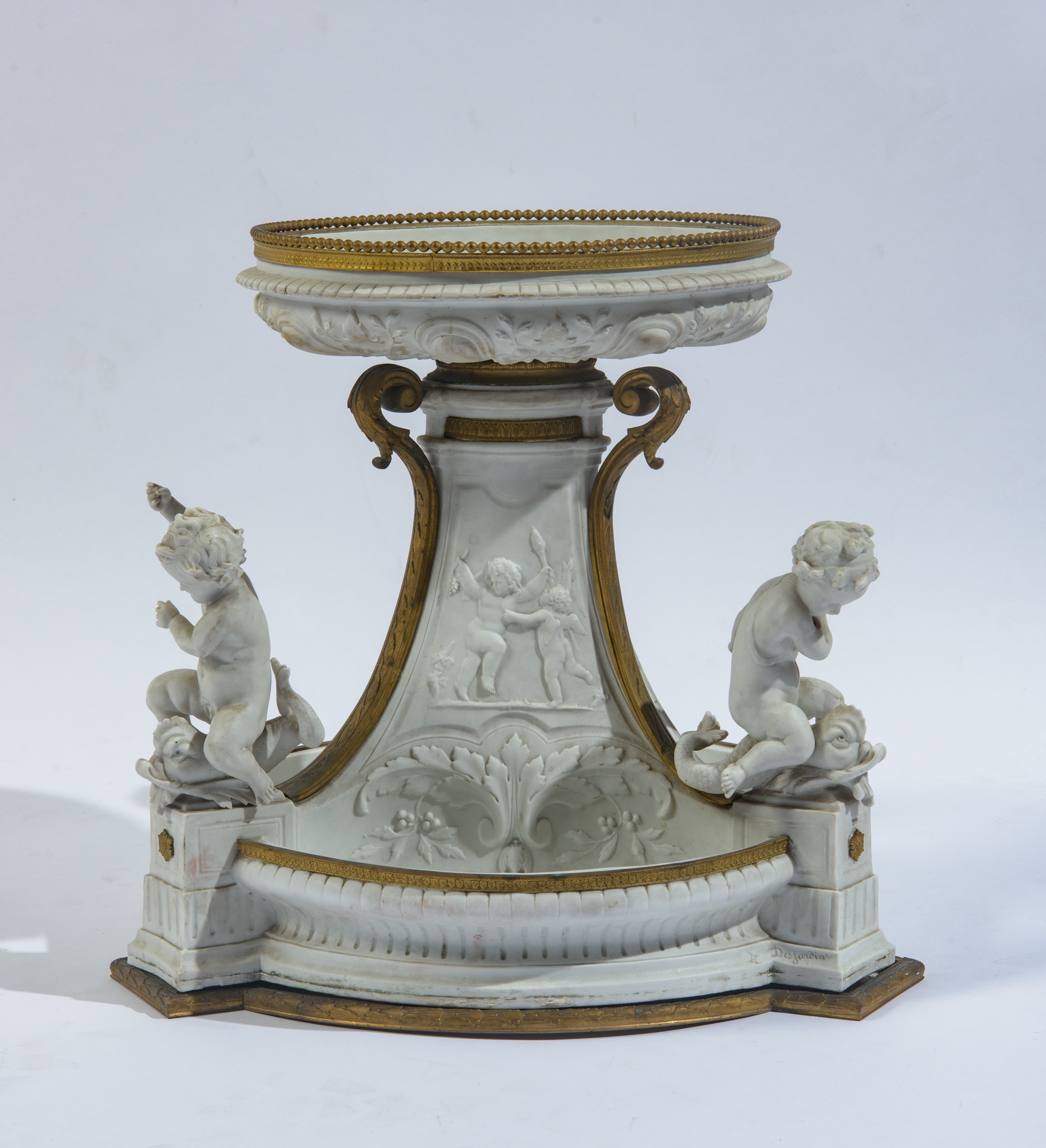 Jean Desjardins, Centrotavola in biscuit modellato e bronzo dorato