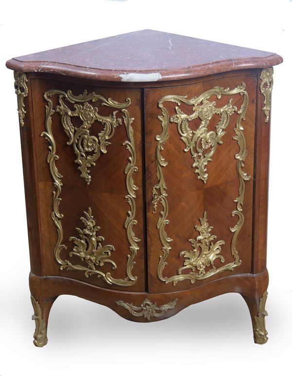 Angoliera bombata in stile Luigi XV