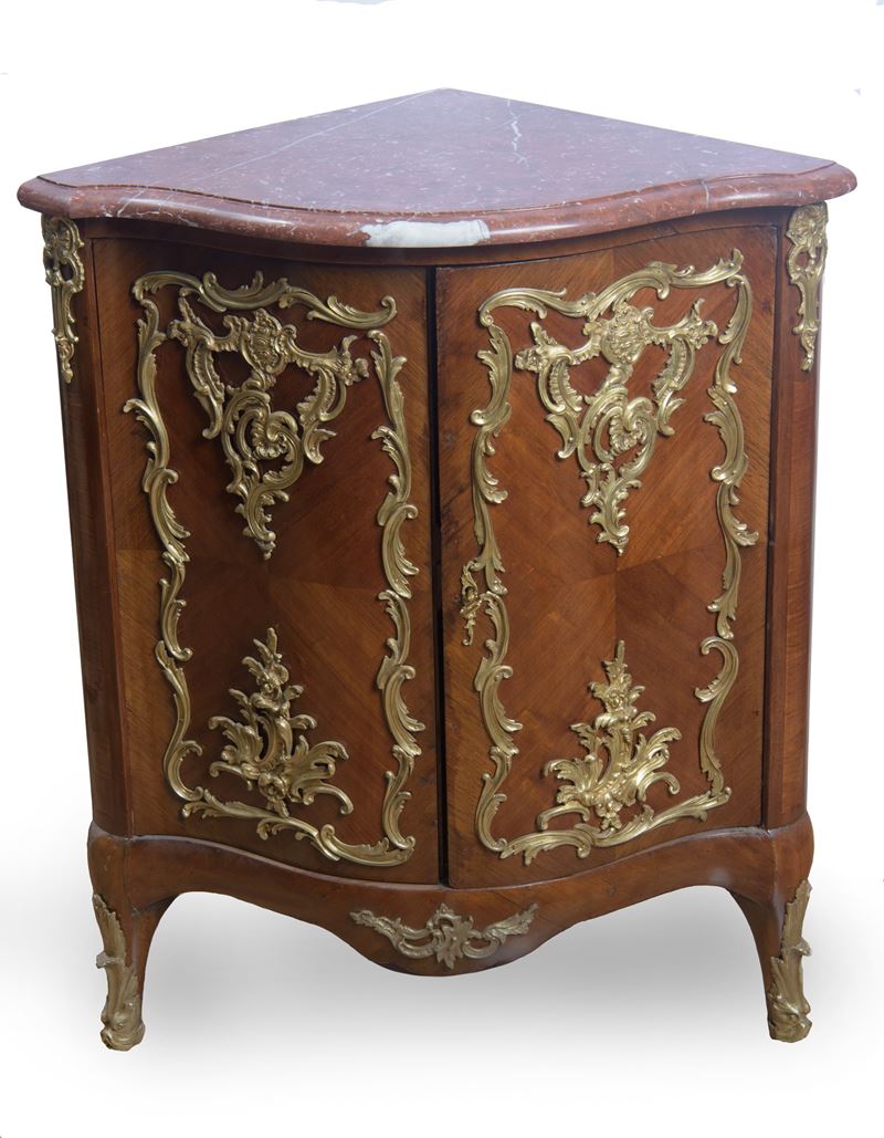 Angoliera bombata in stile Luigi XV