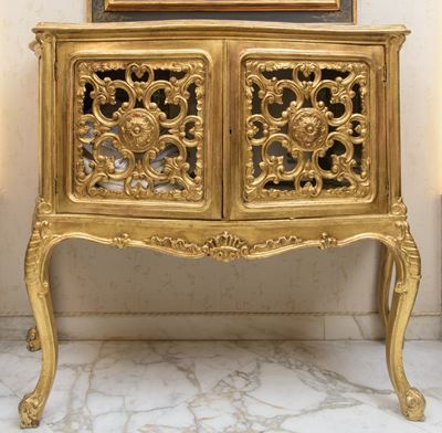 Credenza in stile Luigi XV, legno dorato, XX secolo
