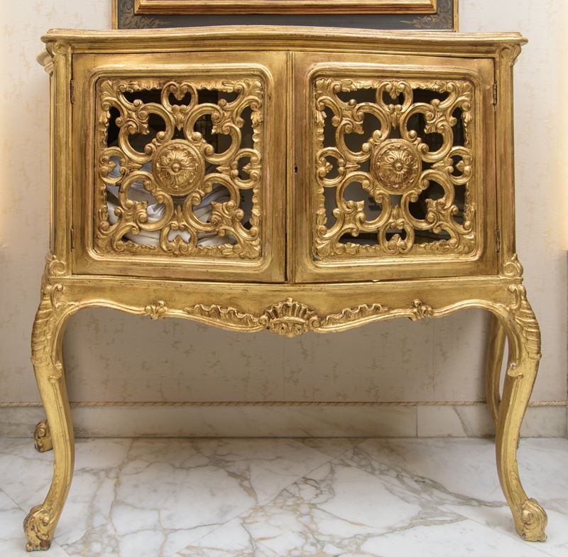 Credenza in stile Luigi XV, legno dorato, XX secolo