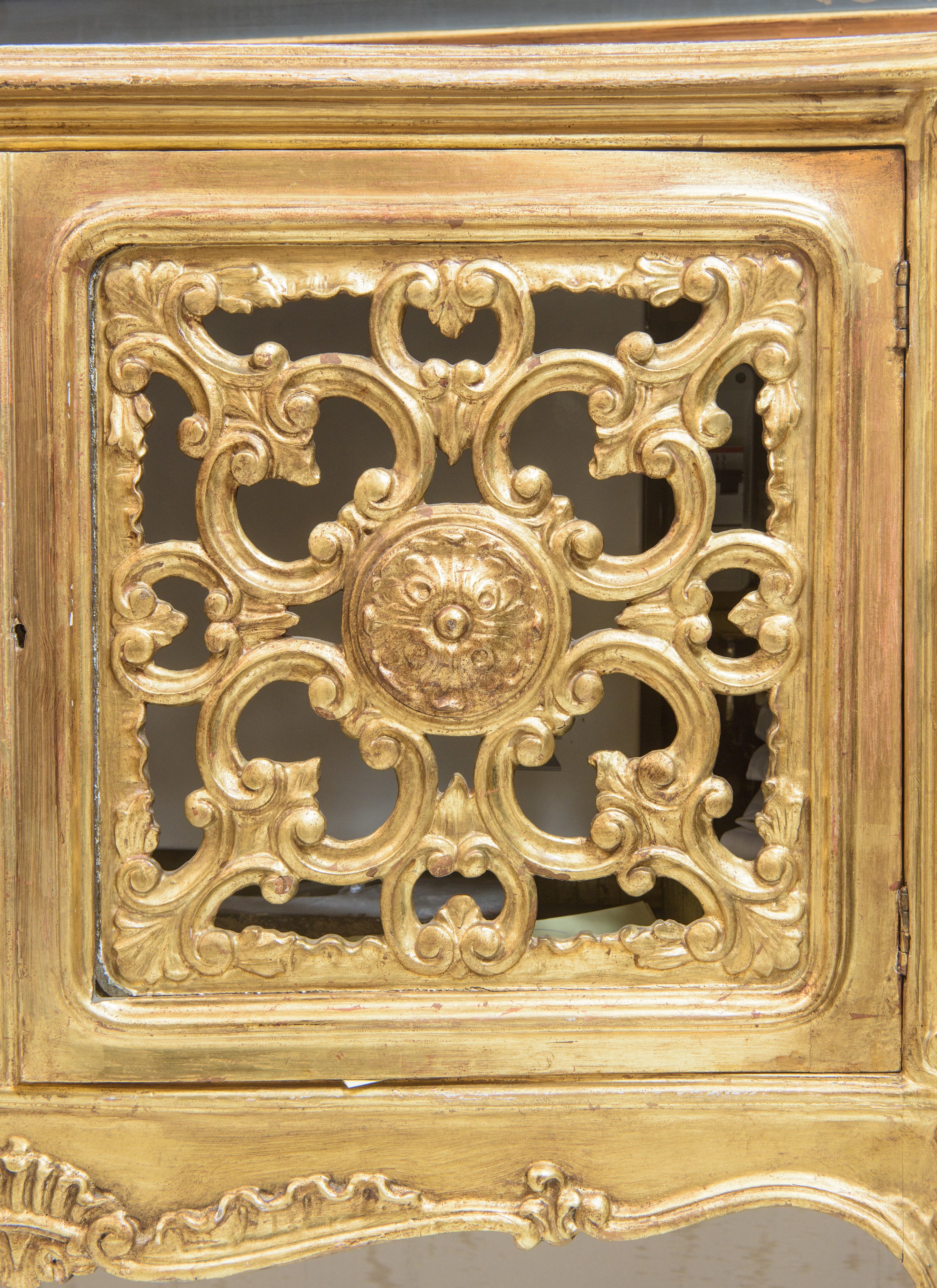 Credenza in stile Luigi XV, legno dorato, XX secolo