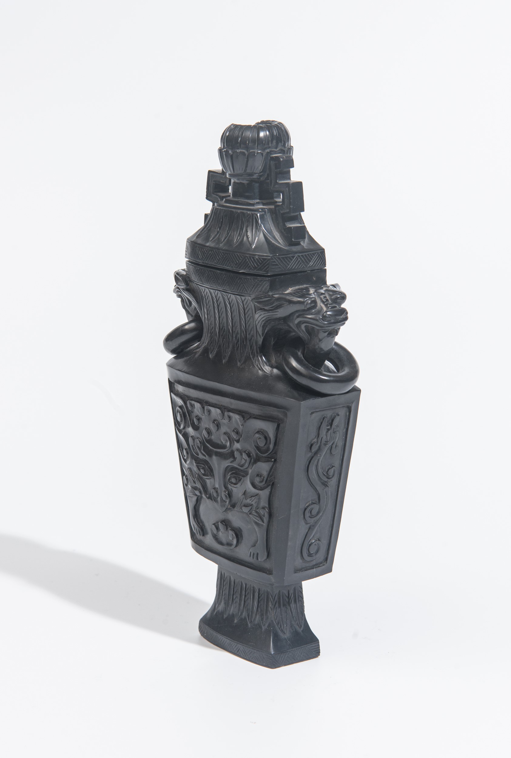 Gruppo decorativo orientale, Vaso ornamentale con leoni guardiani in pietra dura